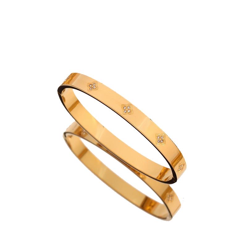 Avana Luxe 18k Gold Plated Clover Bangle