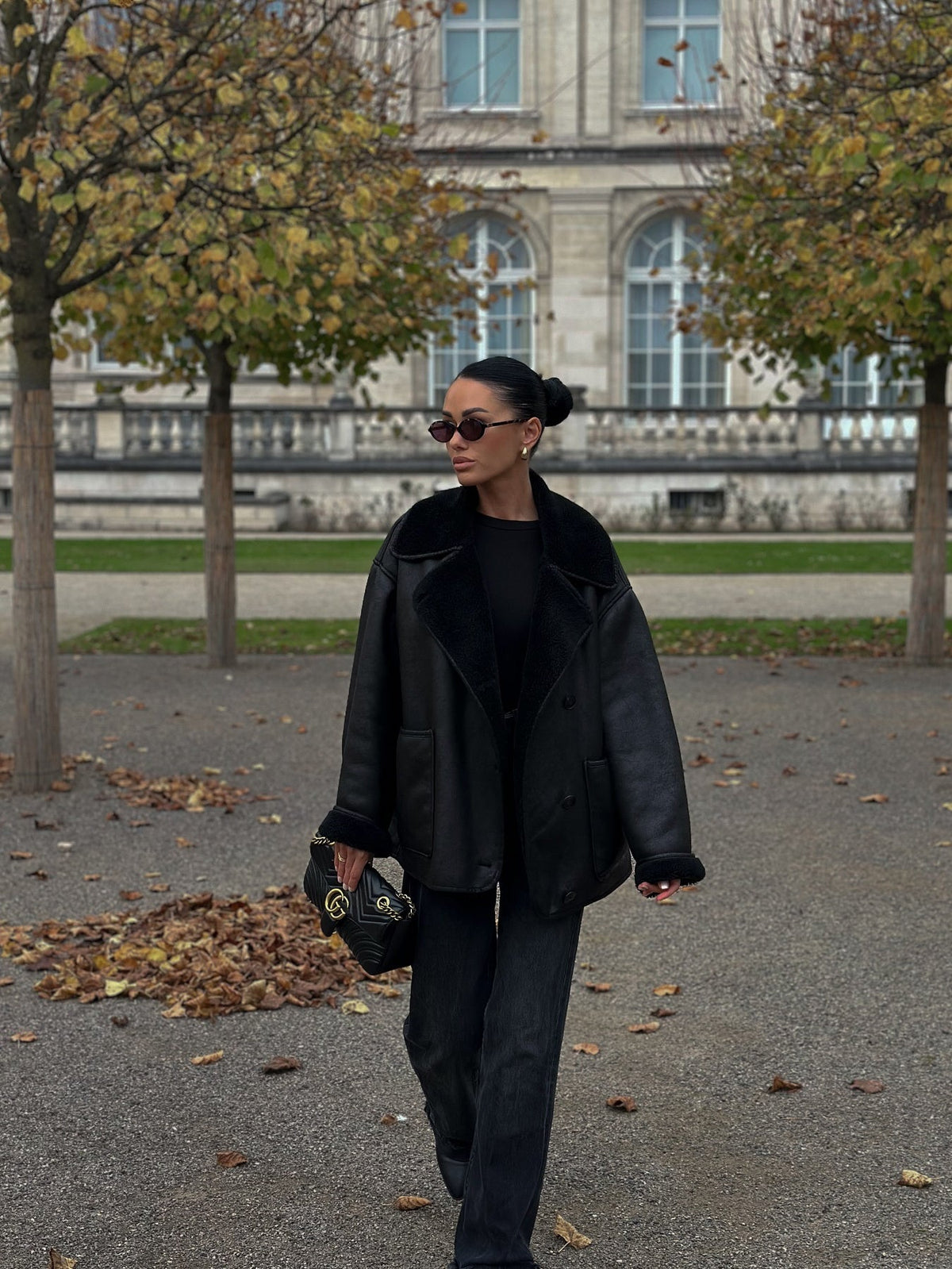 Schwarze Jacke im Fliegerstil „Cassie“ mit Kunstpelzkragen