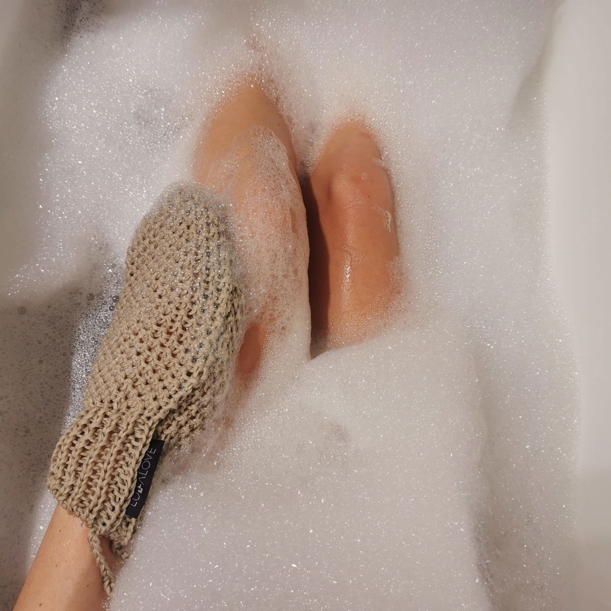 Exfoliating and massage glove - grey linen